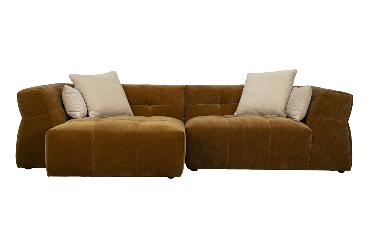 Ecksofa links Hodge von Dutchbone mit gestepptem Samtbezug in Ocker, geschwungenen Armlehnen und gepolsterter Sitzfläche.