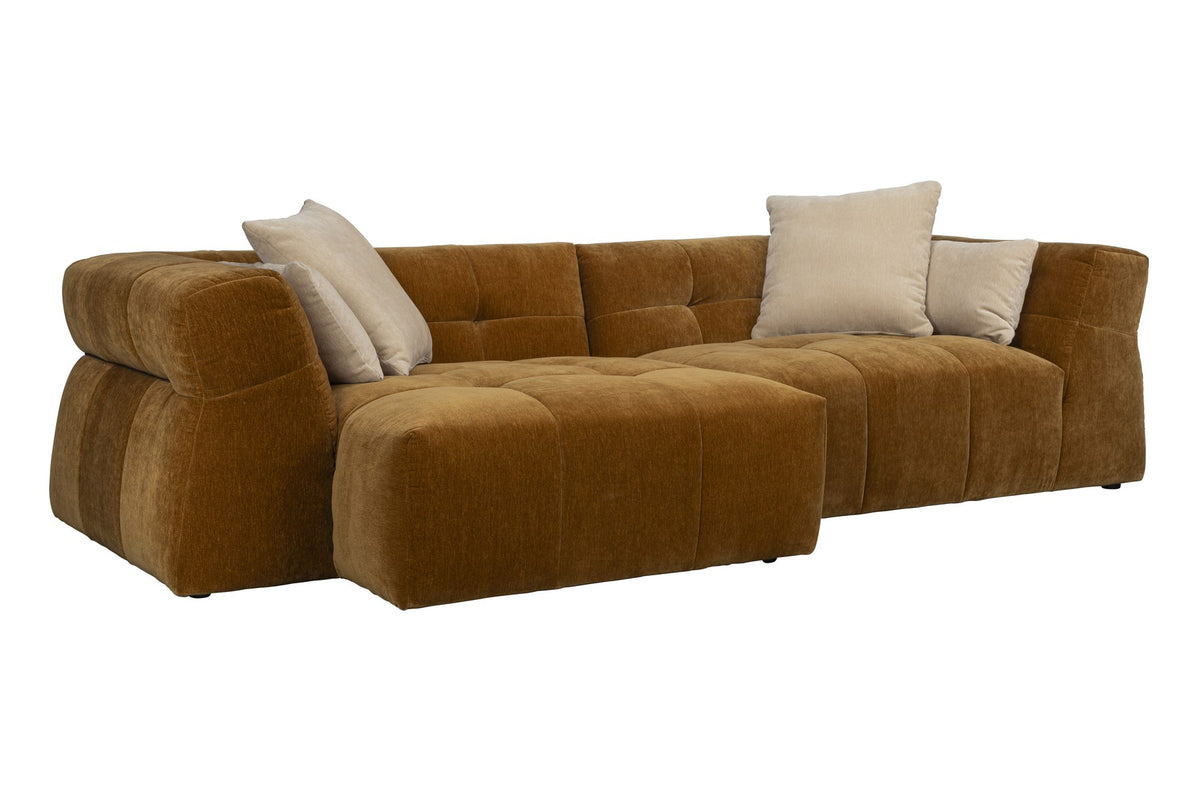 Ecksofa links Hodge von Dutchbone mit gestepptem Samtbezug in Ocker, geschwungenen Armlehnen und gepolsterter Sitzfläche.