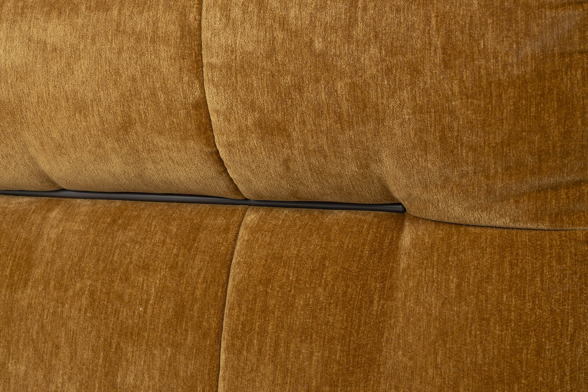 Ecksofa links Hodge von Dutchbone mit gestepptem Samtbezug in Ocker, geschwungenen Armlehnen und gepolsterter Sitzfläche.
