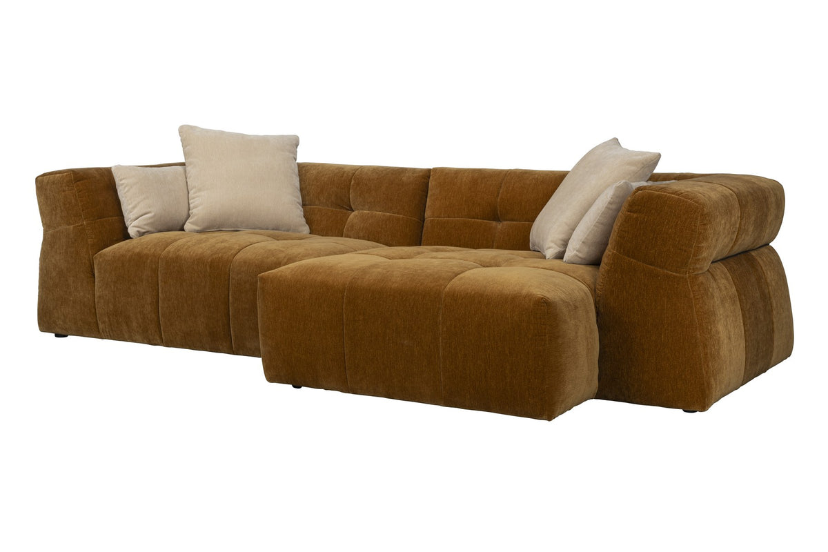 Ecksofa rechts Hodge von Dutchbone in Ocker mit glänzendem Samtbezug, gesteppter Sitz- und Rückenlehne sowie geschwungenen Armlehnen.