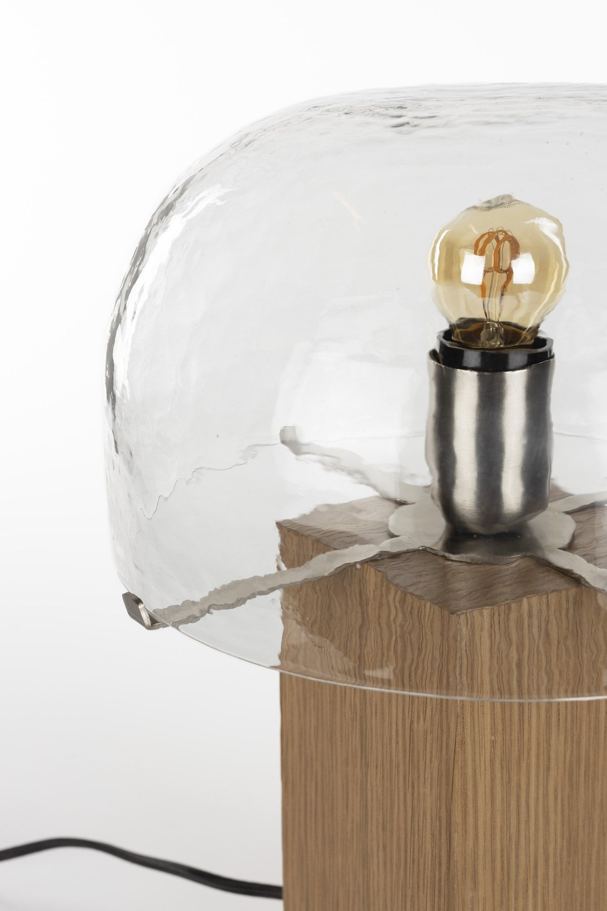 Tischleuchte Mavery Natural von Dutchbone mit Fuss aus Akazienholz und rundem Glasschirm in Pilzform, Kabel schwarz.