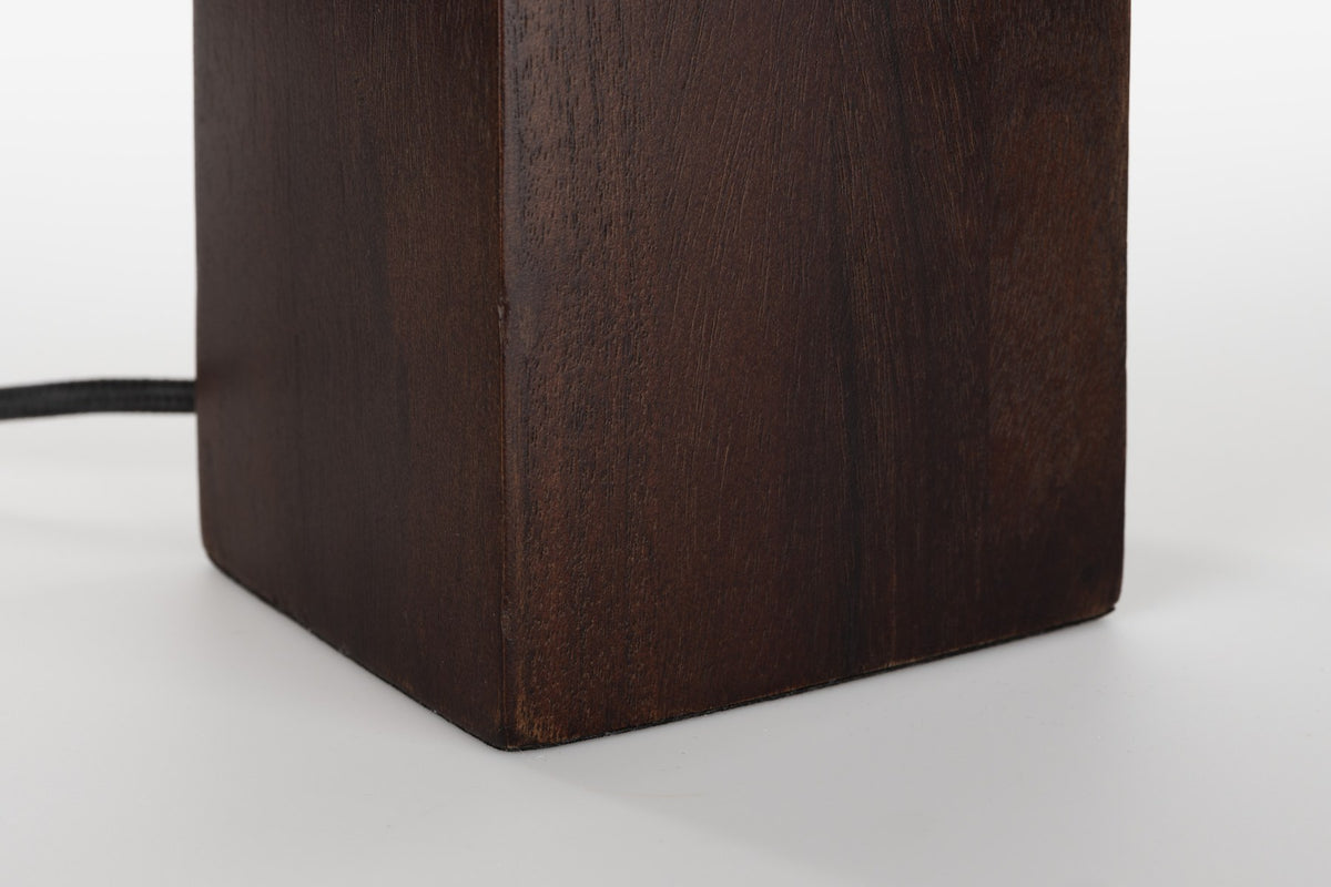 Tischleuchte Mavery Brown von Dutchbone mit rechteckigem Akazienholz-Fuss und halbrundem Glas-Lampenschirm in Pilzform.