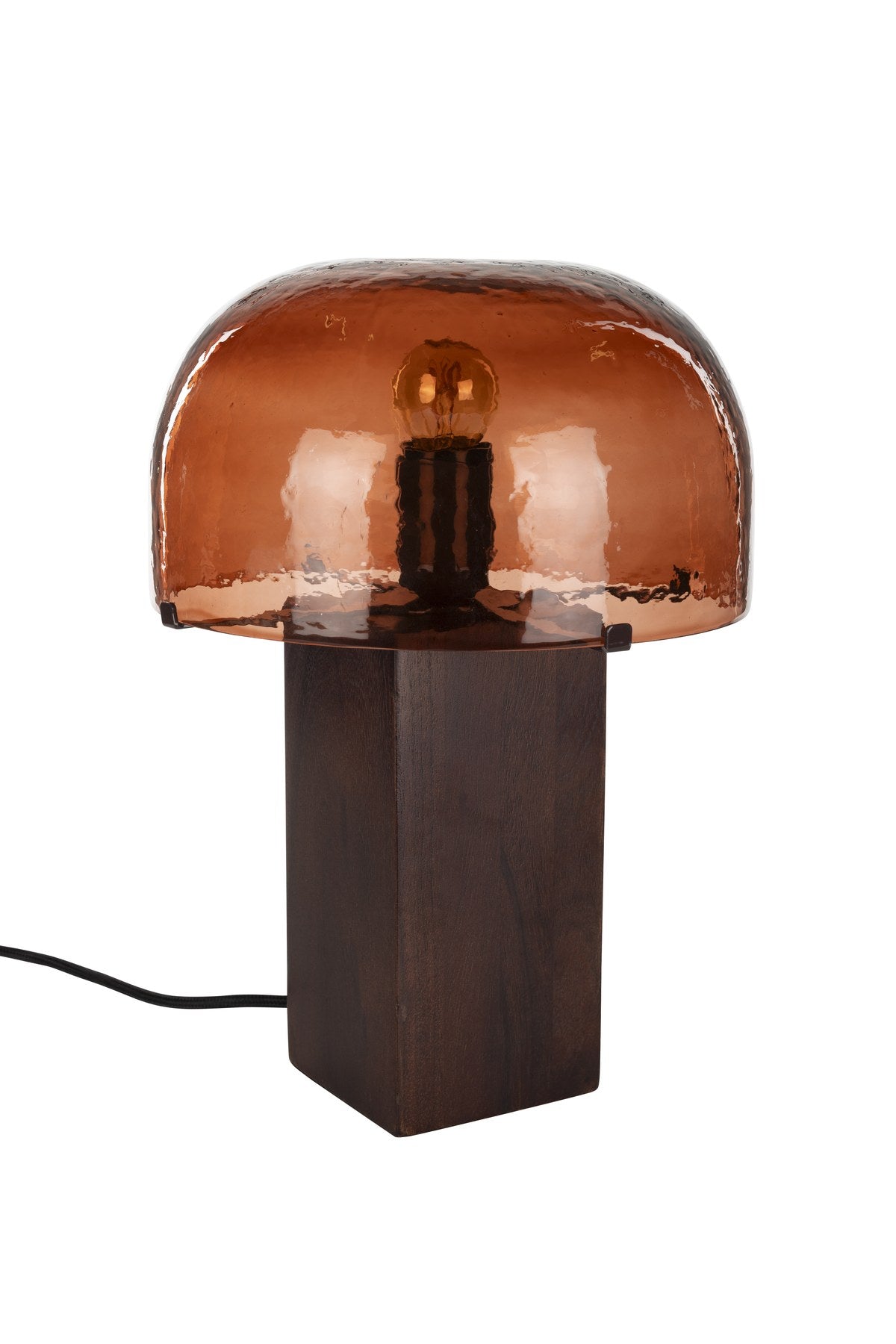 Tischleuchte Mavery Brown von Dutchbone mit rechteckigem Akazienholz-Fuss und halbrundem Glas-Lampenschirm in Pilzform.