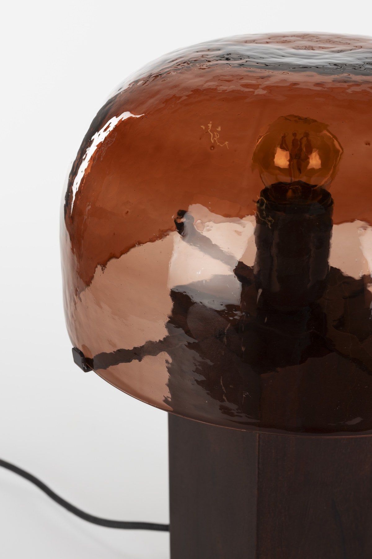 Tischleuchte Mavery Brown von Dutchbone mit rechteckigem Akazienholz-Fuss und halbrundem Glas-Lampenschirm in Pilzform.