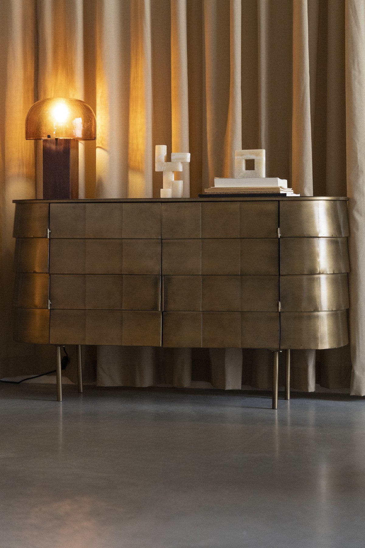 Tischleuchte Mavery Brown von Dutchbone mit rechteckigem Akazienholz-Fuss und halbrundem Glas-Lampenschirm in Pilzform.