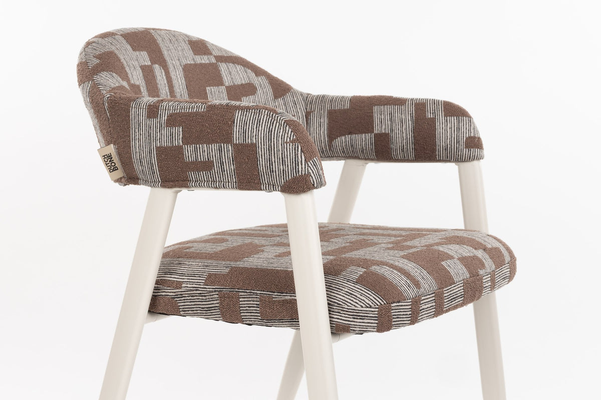 Beige Esszimmerstuhl Chair Miyo von Dutchbone mit gewebtem Bezug, gepolsterter Sitzfläche und schwarzem Metallgestell aus Sperrholz und Stahl.