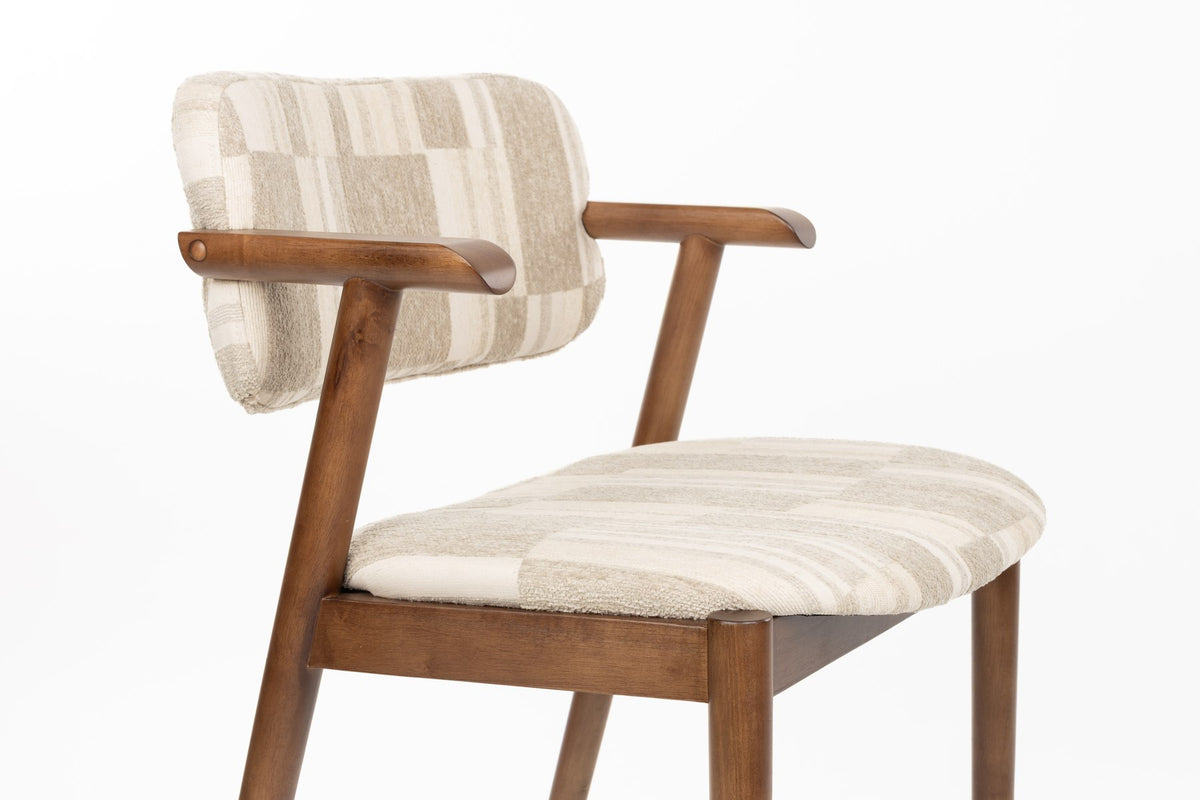 Beiger Esszimmerstuhl Chair Sara von Dutchbone mit gepolsterter Sitzfläche, grafischem Retro-Druck und Gestell in Braun, Ansicht von vorne.