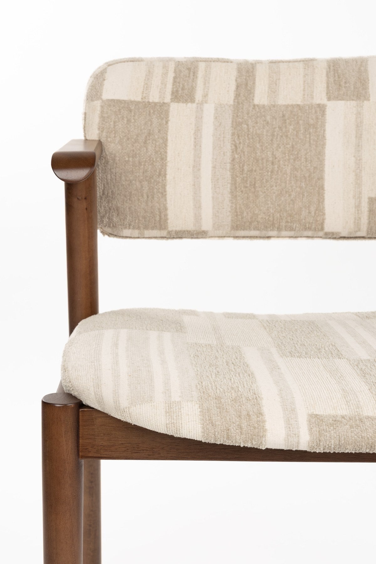 Beiger Esszimmerstuhl Chair Sara von Dutchbone mit gepolsterter Sitzfläche, grafischem Retro-Druck und Gestell in Braun, Ansicht von vorne.