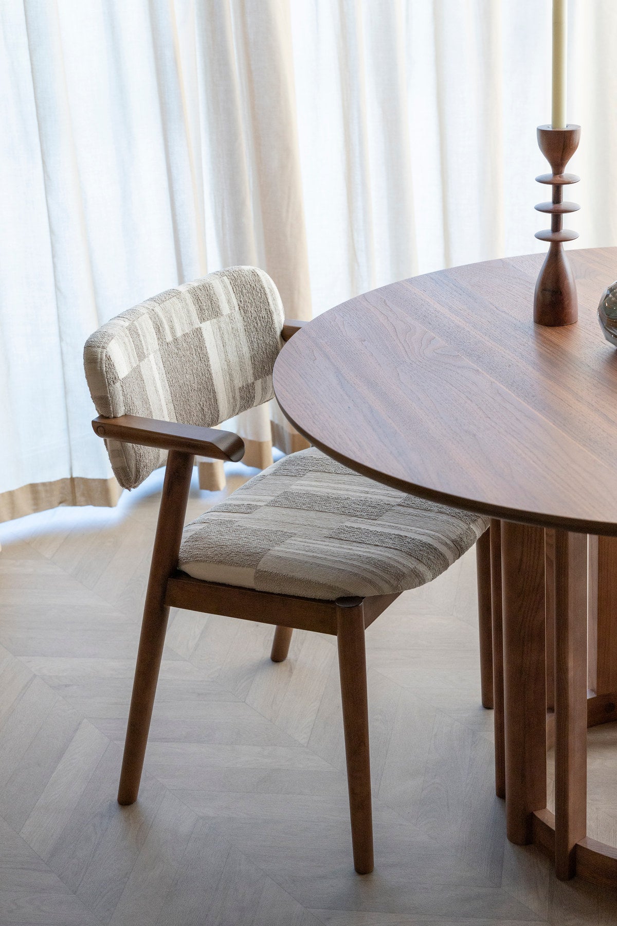 Beiger Esszimmerstuhl Chair Sara von Dutchbone mit gepolsterter Sitzfläche, grafischem Retro-Druck und Gestell in Braun, Ansicht von vorne.