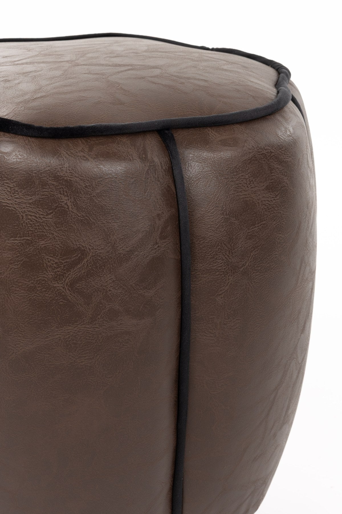 Braunes Pouf Donna mit Lederbezug, runde Form, dunkler Paspel entlang der Rundungen, gepolsterte Sitzfläche, für den Innenbereich.