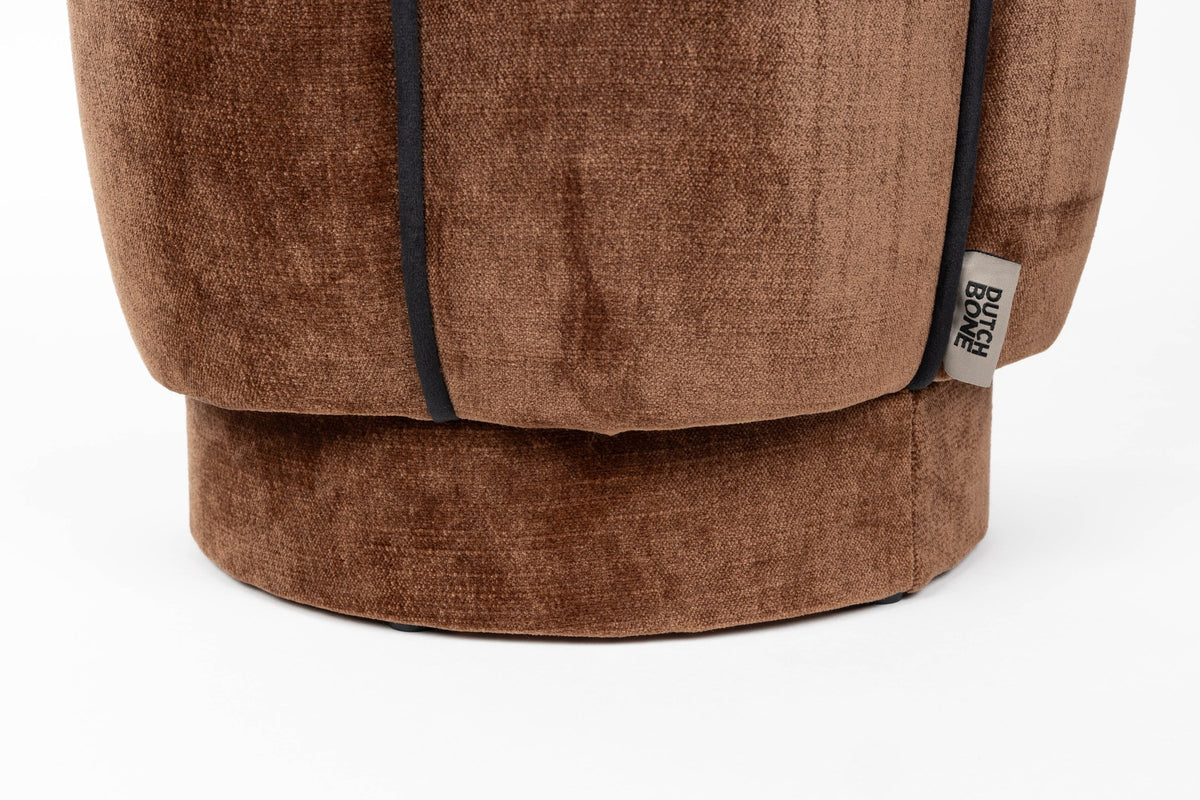 Runder Pouf mit dunkelbraunem Veloursbezug, gepolsterter Sitzfläche und dunklem Paspelrand, Hocker der Serie Donna von Dutchbone.