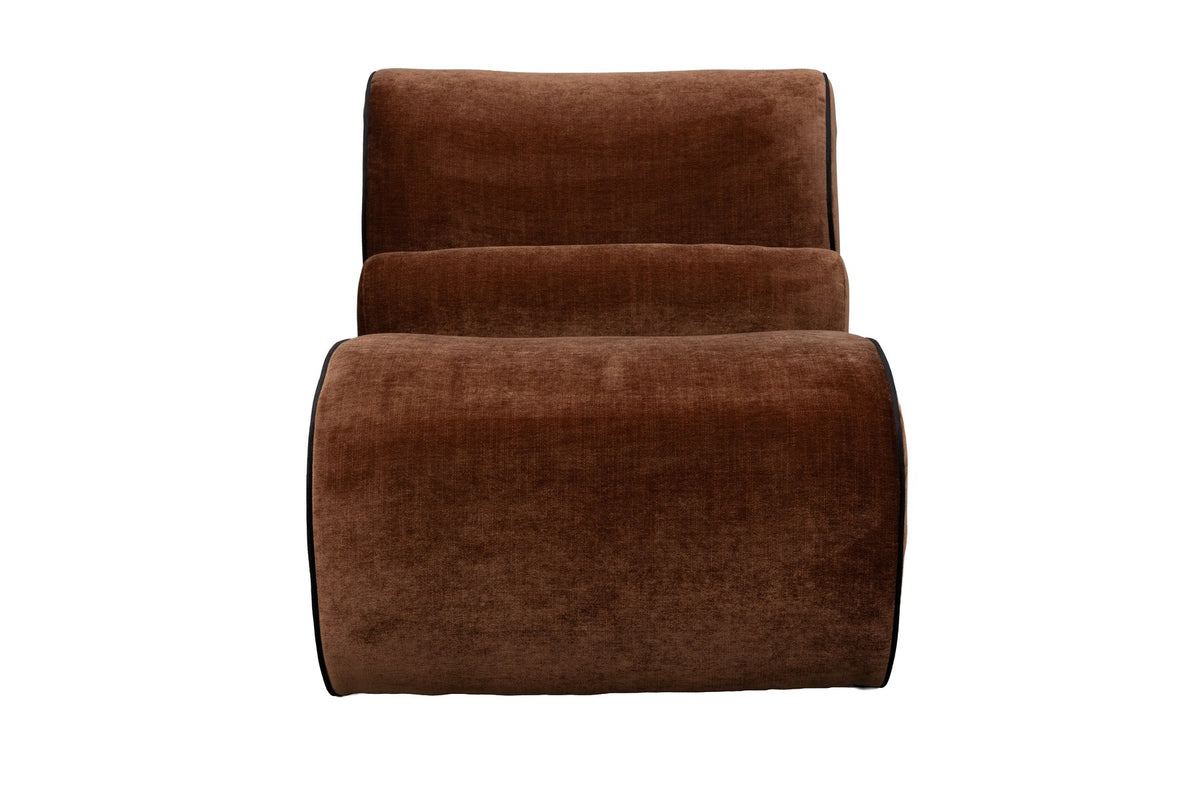 Dunkelbrauner Lounge Chair Donna von Dutchbone mit gepolsterter Sitzfläche, runden Formen und dunkler Paspel entlang der Rundungen.