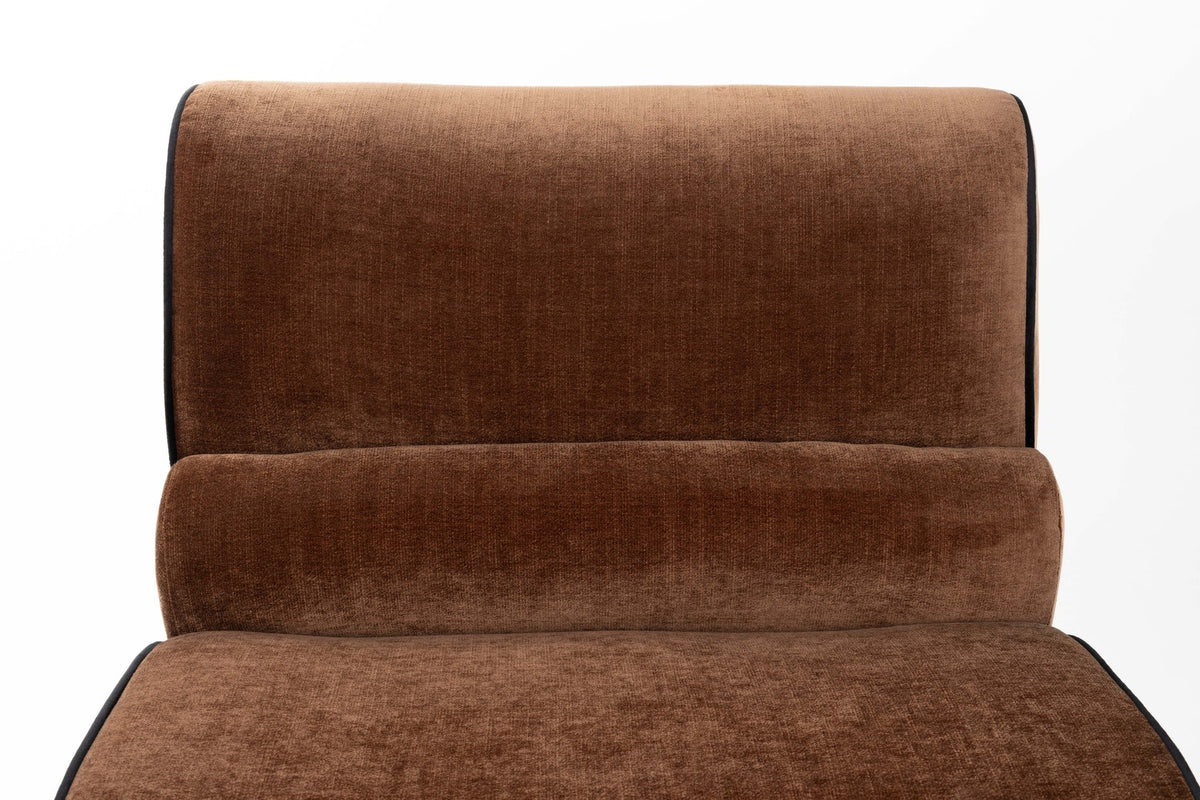 Dunkelbrauner Lounge Chair Donna von Dutchbone mit gepolsterter Sitzfläche, runden Formen und dunkler Paspel entlang der Rundungen.