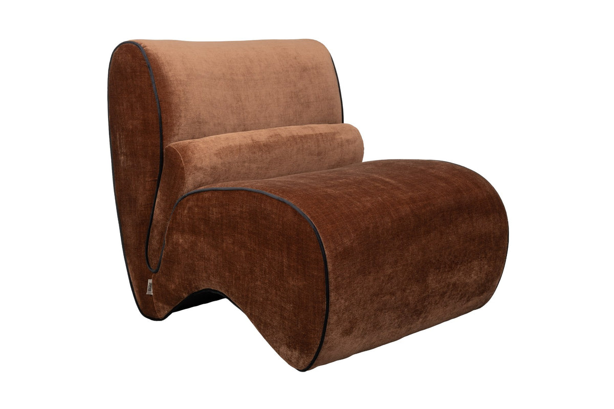 Dunkelbrauner Lounge Chair Donna von Dutchbone mit gepolsterter Sitzfläche, runden Formen und dunkler Paspel entlang der Rundungen.
