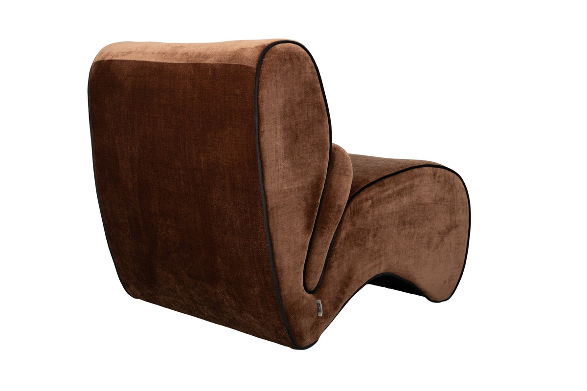 Dunkelbrauner Lounge Chair Donna von Dutchbone mit gepolsterter Sitzfläche, runden Formen und dunkler Paspel entlang der Rundungen.