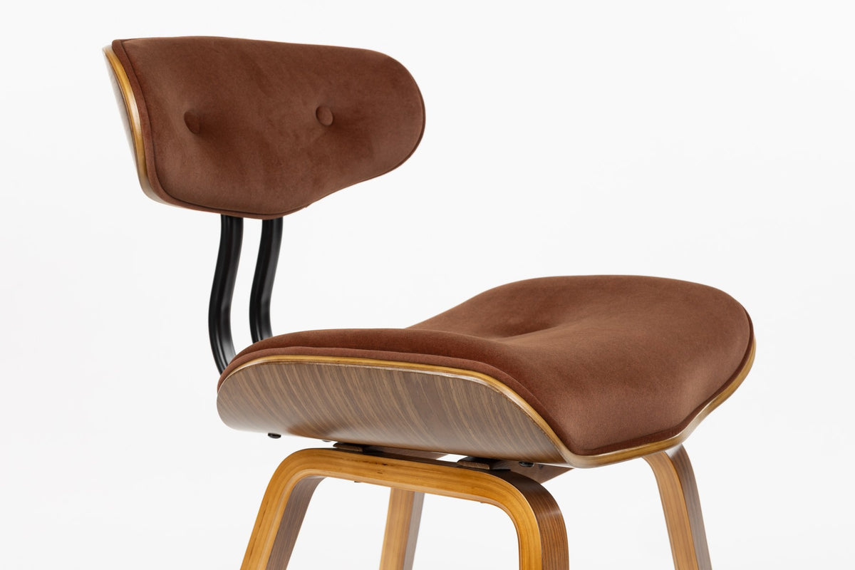 Gepolsterter Esszimmerstuhl Blackwood in Braun mit Rückenlehne aus Polyester, Sitzfläche aus Pappelholz und dunklem Holzgestell.