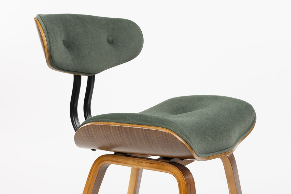 Grüner Polsterstuhl mit furniertem Holzgestell und gepolsterter Sitzfläche aus Pappelholz, Rückenlehne aus Polyester.