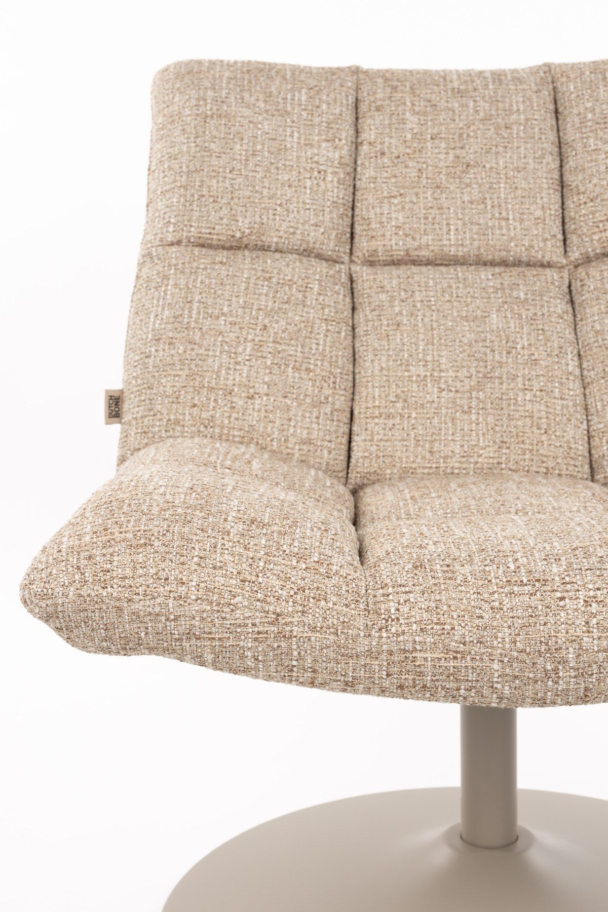 Beige gepolsterter Barstuhl mit Armlehne von Dutchbone, runde Form, Polyester-Sitzfläche und drehbares Stahlgestell im Bar-Design.