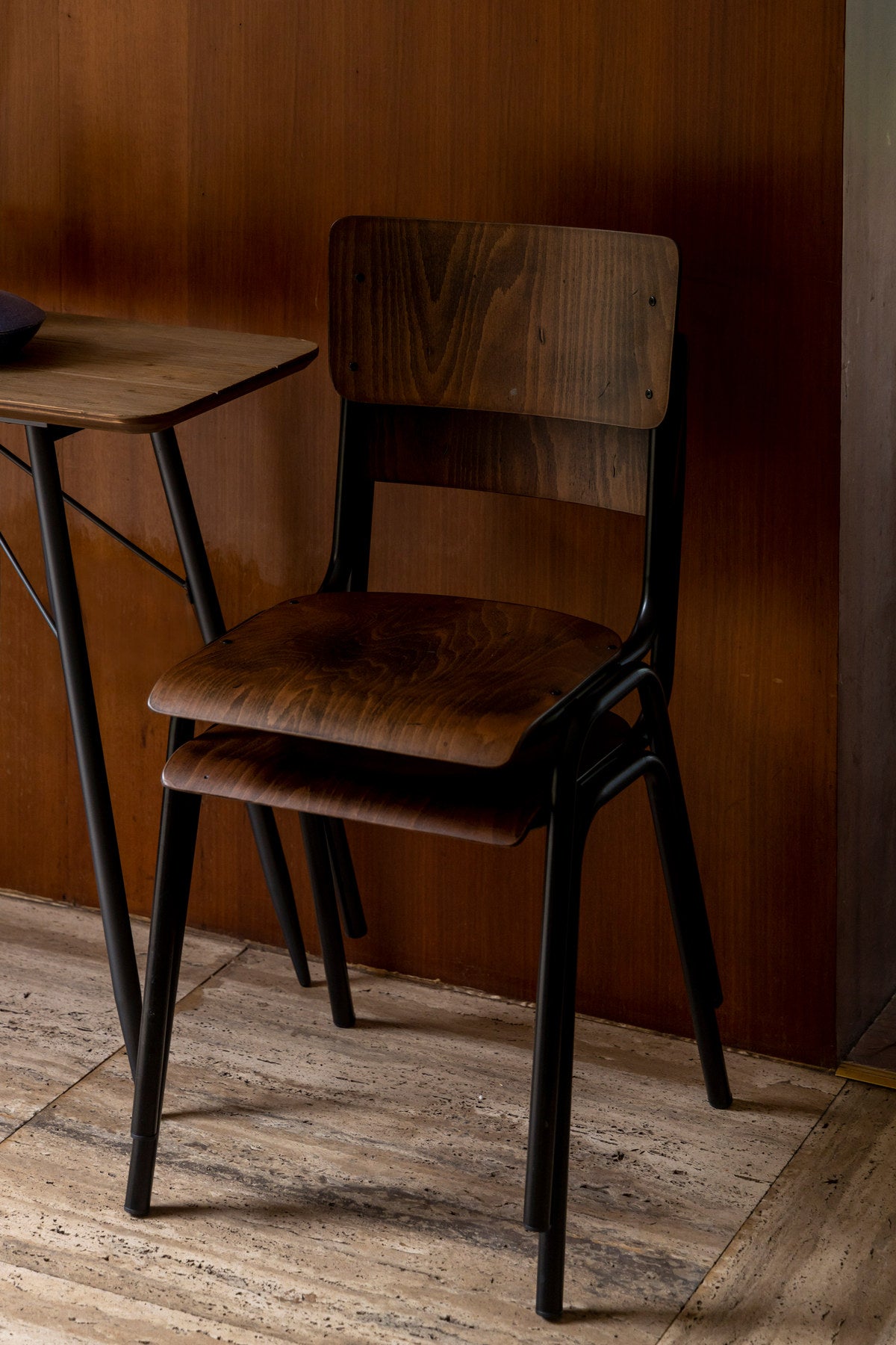 Stuhl Scuola in Braun präsentiert im Onlineshop von KAQTU Design AG. Stuhl ist von Dutchbone