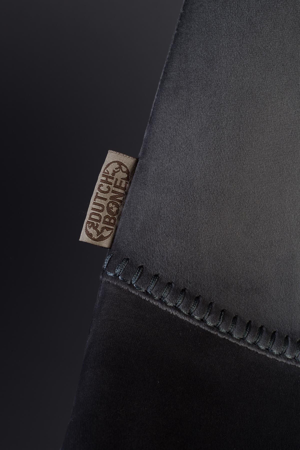 Stuhl Franky Velvet in Grau präsentiert im Onlineshop von KAQTU Design AG. Stuhl ist von Dutchbone