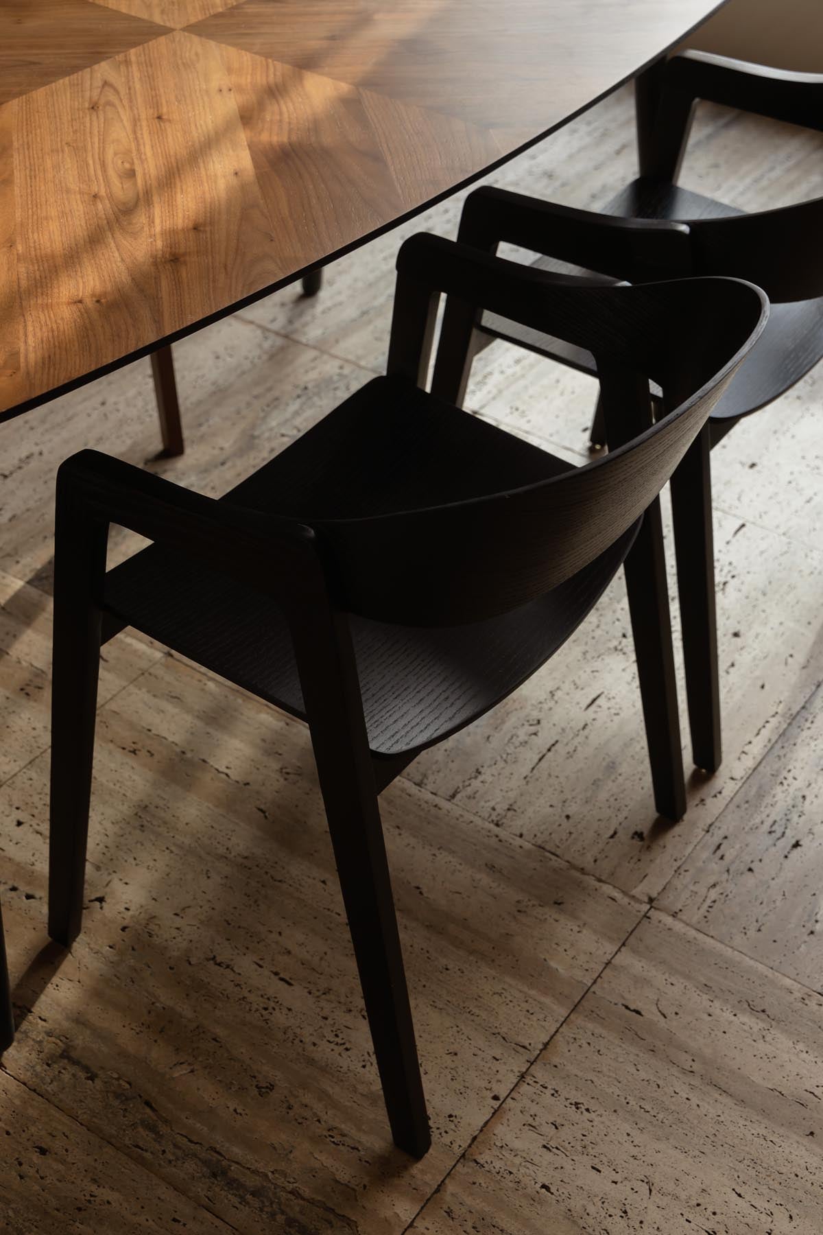 Stuhl Westlake in Schwarz präsentiert im Onlineshop von KAQTU Design AG. Stuhl mit Armlehne ist von Dutchbone