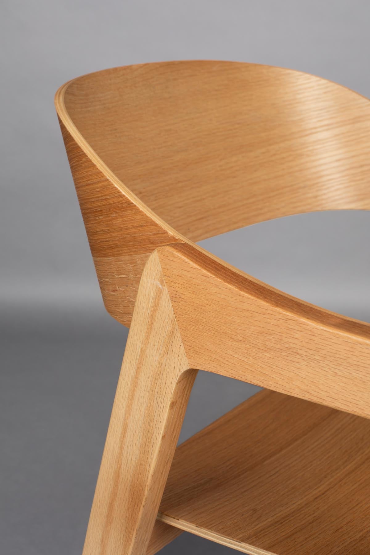 Der Stuhl Westlake von Dutchbone kombiniert elegantes skandinavisches Design mit höchstem Sitzkomfort – perfekt für moderne Interiors.