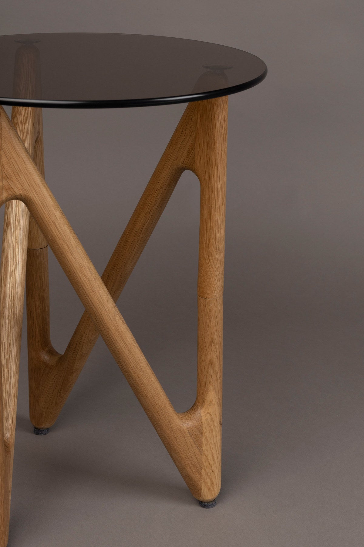 Beistelltisch Naia in Dunkelgrau / Natur präsentiert im Onlineshop von KAQTU Design AG. Beistelltisch ist von Dutchbone