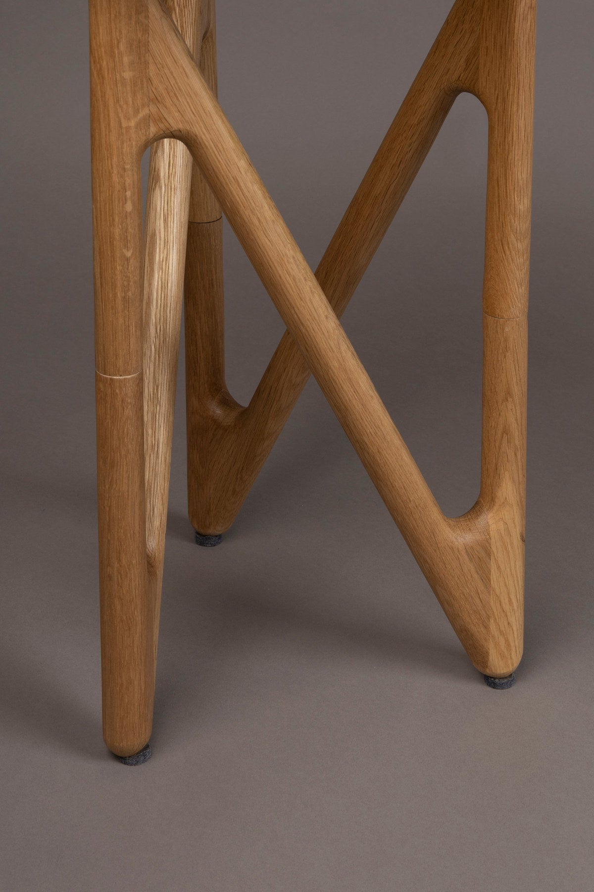 Beistelltisch Naia in Dunkelgrau / Natur präsentiert im Onlineshop von KAQTU Design AG. Beistelltisch ist von Dutchbone
