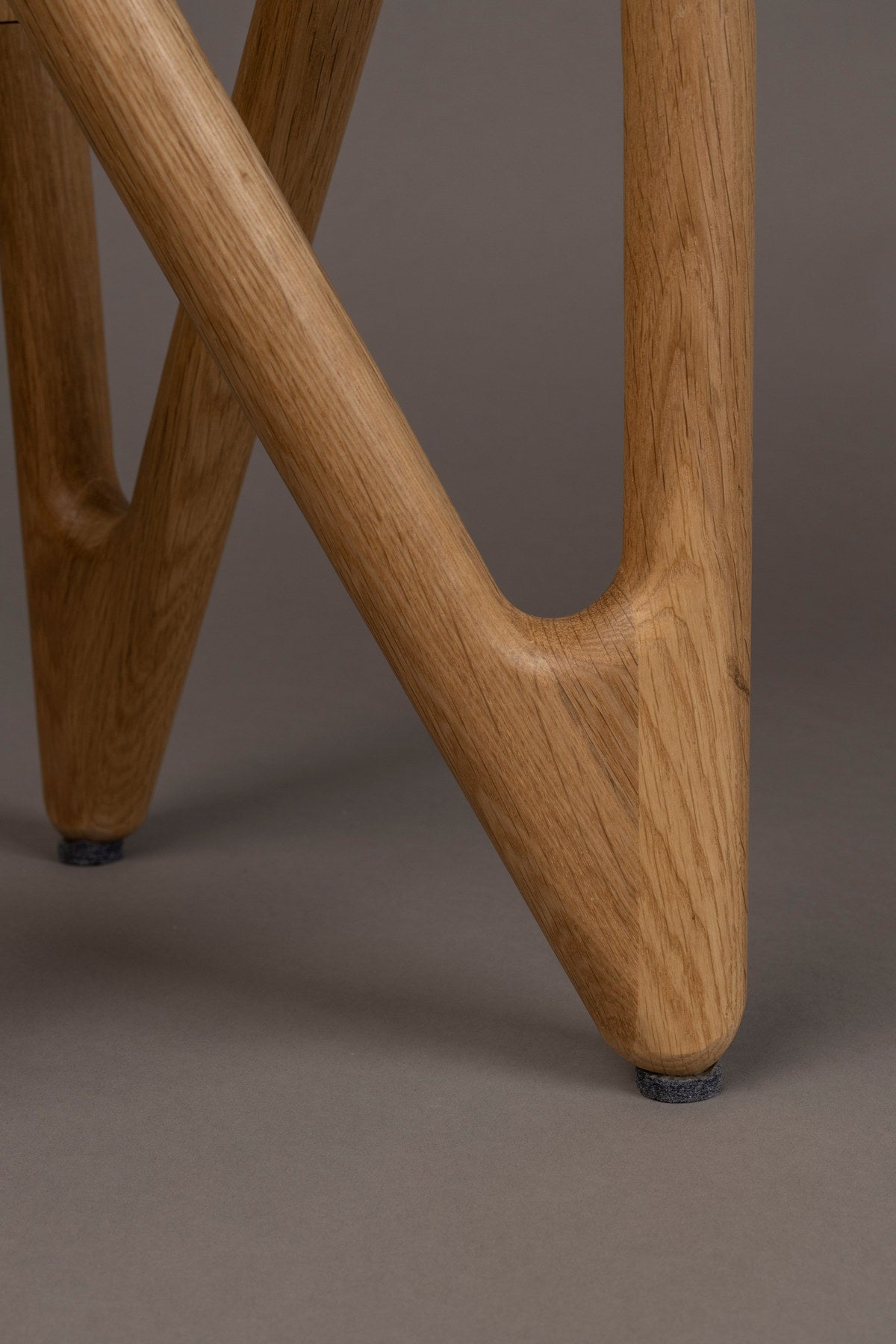 Beistelltisch Naia in Dunkelgrau / Natur präsentiert im Onlineshop von KAQTU Design AG. Beistelltisch ist von Dutchbone