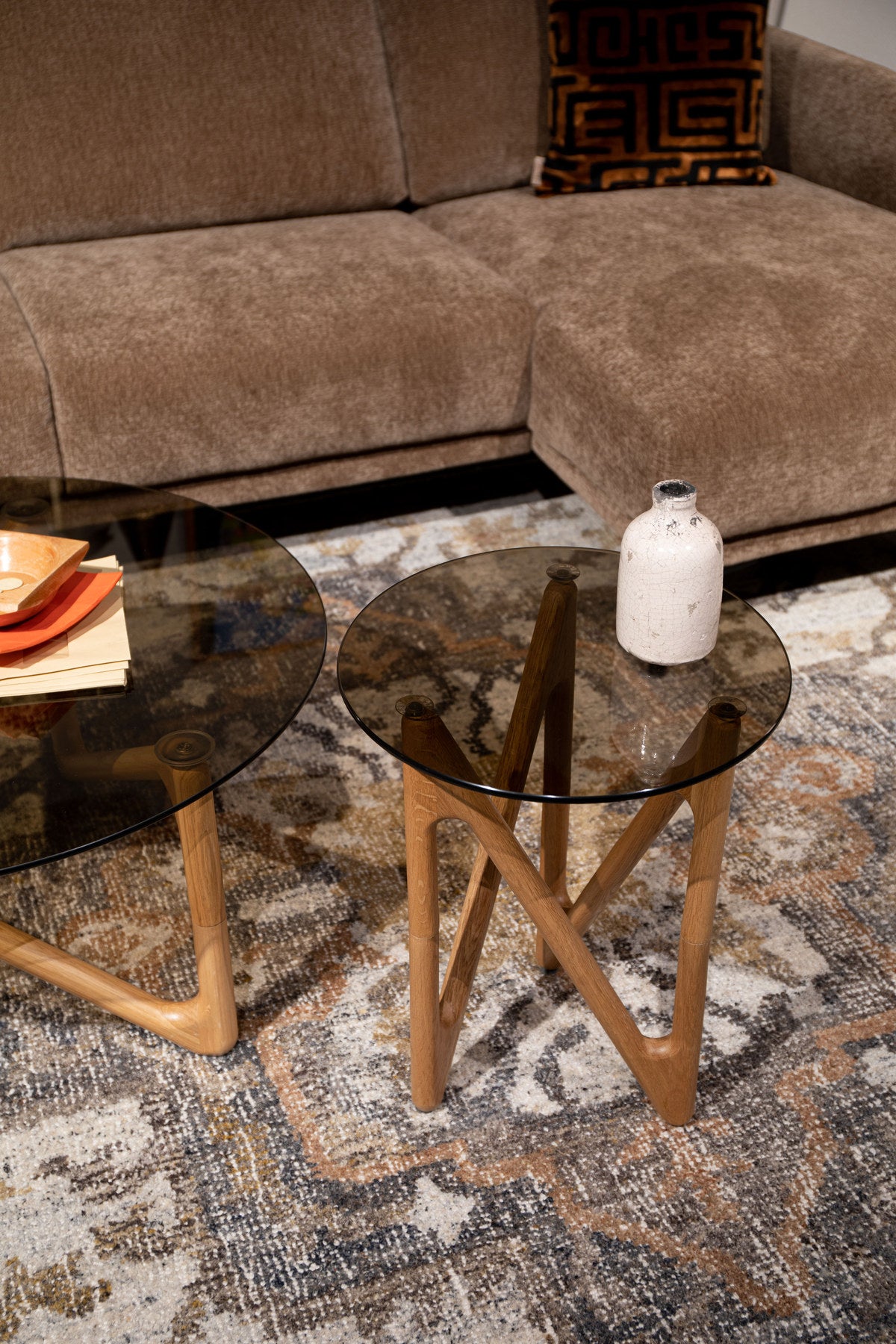 Beistelltisch Naia in Dunkelgrau / Natur präsentiert im Onlineshop von KAQTU Design AG. Beistelltisch ist von Dutchbone