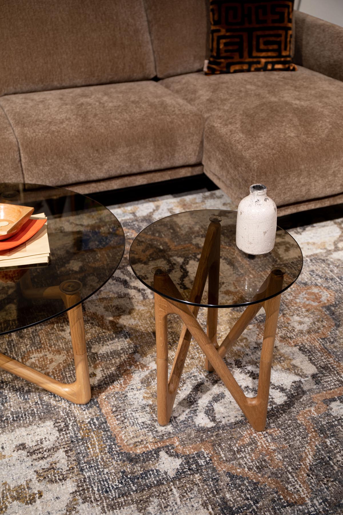 Beistelltisch Naia in Dunkelgrau / Natur präsentiert im Onlineshop von KAQTU Design AG. Beistelltisch ist von Dutchbone