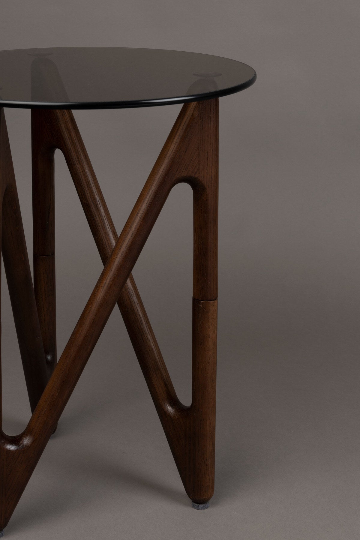 Beistelltisch Naia in Dunkelgrau / Walnuss präsentiert im Onlineshop von KAQTU Design AG. Beistelltisch ist von Dutchbone