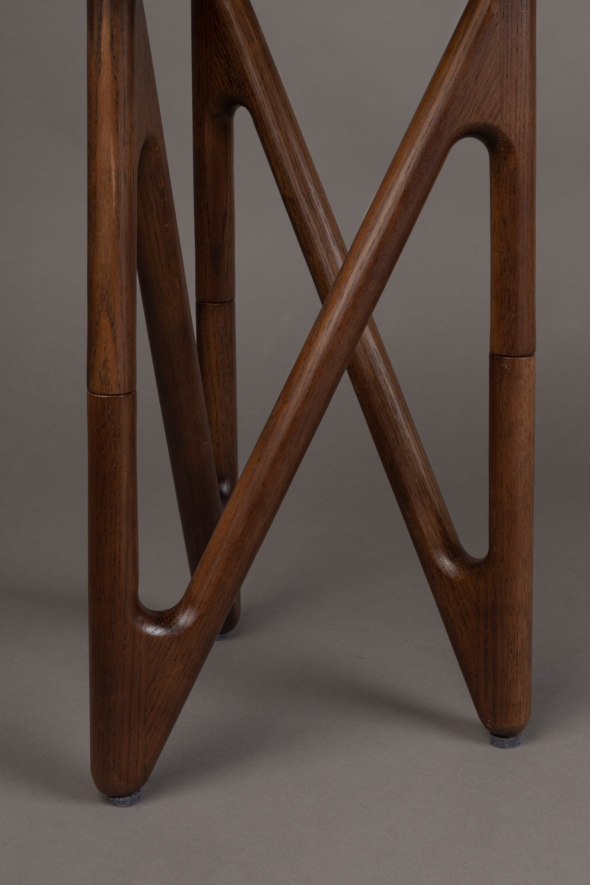 Beistelltisch Naia in Dunkelgrau / Walnuss präsentiert im Onlineshop von KAQTU Design AG. Beistelltisch ist von Dutchbone