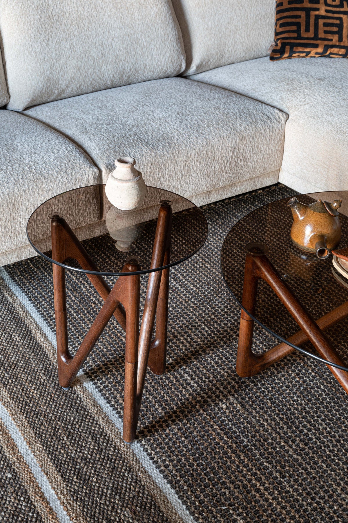 Beistelltisch Naia in Dunkelgrau / Walnuss präsentiert im Onlineshop von KAQTU Design AG. Beistelltisch ist von Dutchbone