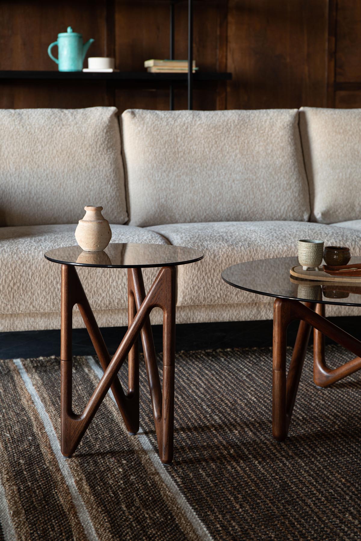 Beistelltisch Naia in Dunkelgrau / Walnuss präsentiert im Onlineshop von KAQTU Design AG. Beistelltisch ist von Dutchbone