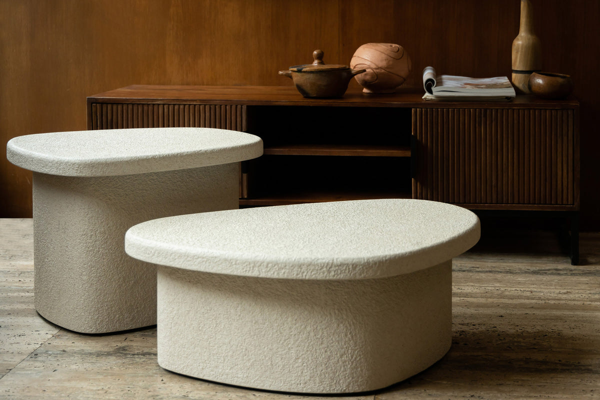 Beiger Couchtisch Coffee Table Veda aus recyceltem Marmor mit weisser Basis und organischer Form