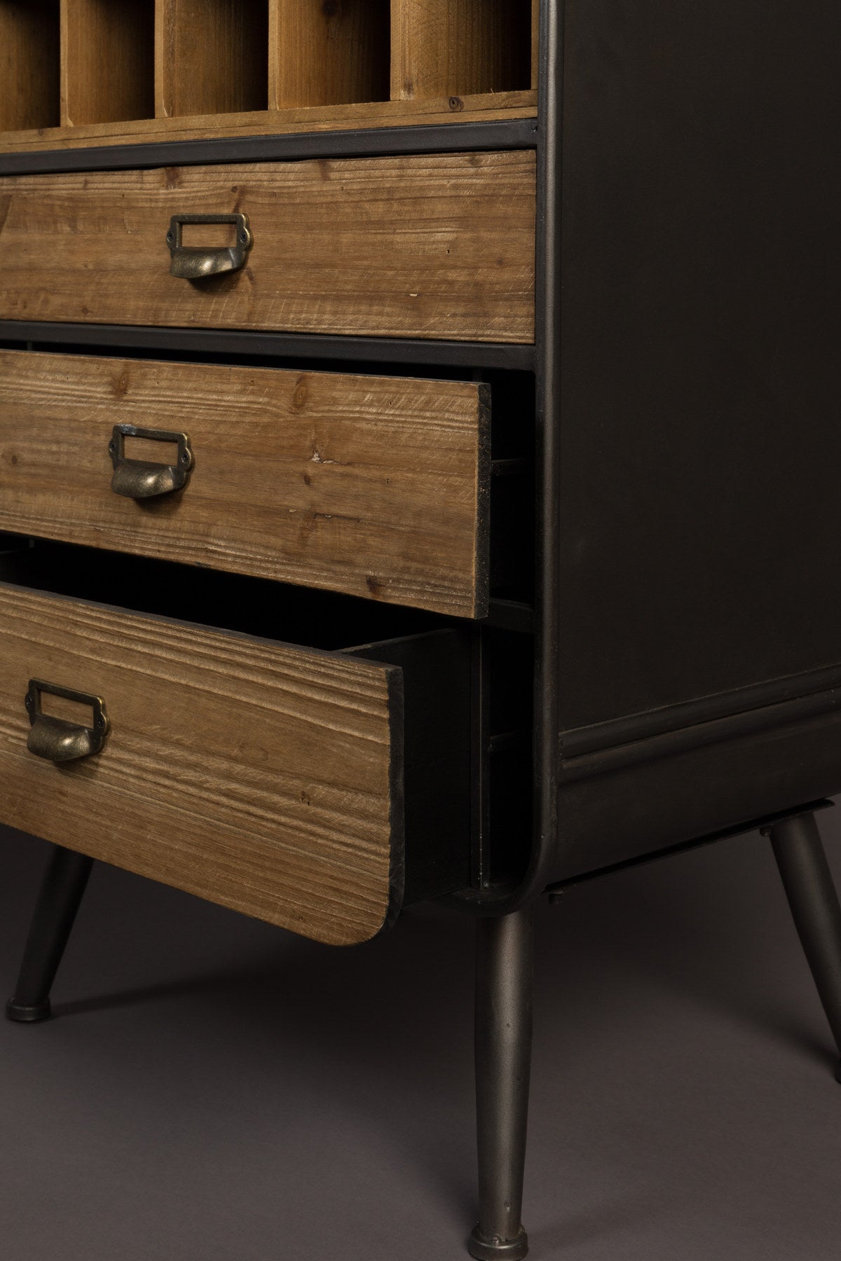 Cabinet Vino in Braun präsentiert im Onlineshop von KAQTU Design AG. Weinregal ist von Dutchbone