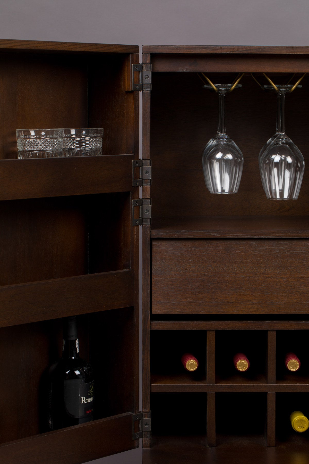 Cabinet Class in Braun präsentiert im Onlineshop von KAQTU Design AG. Cabinet ist von Dutchbone