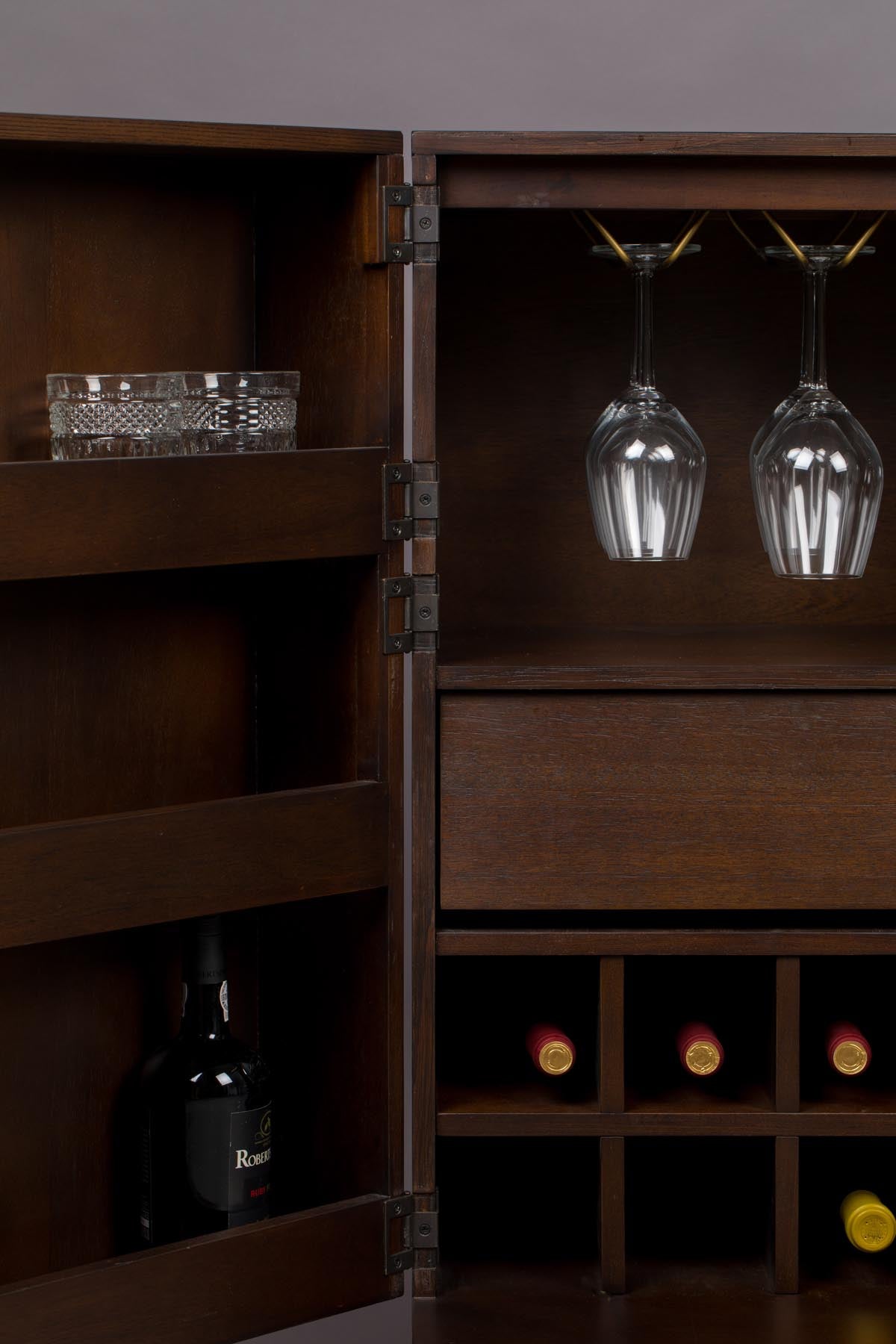 Cabinet Class in Braun präsentiert im Onlineshop von KAQTU Design AG. Cabinet ist von Dutchbone