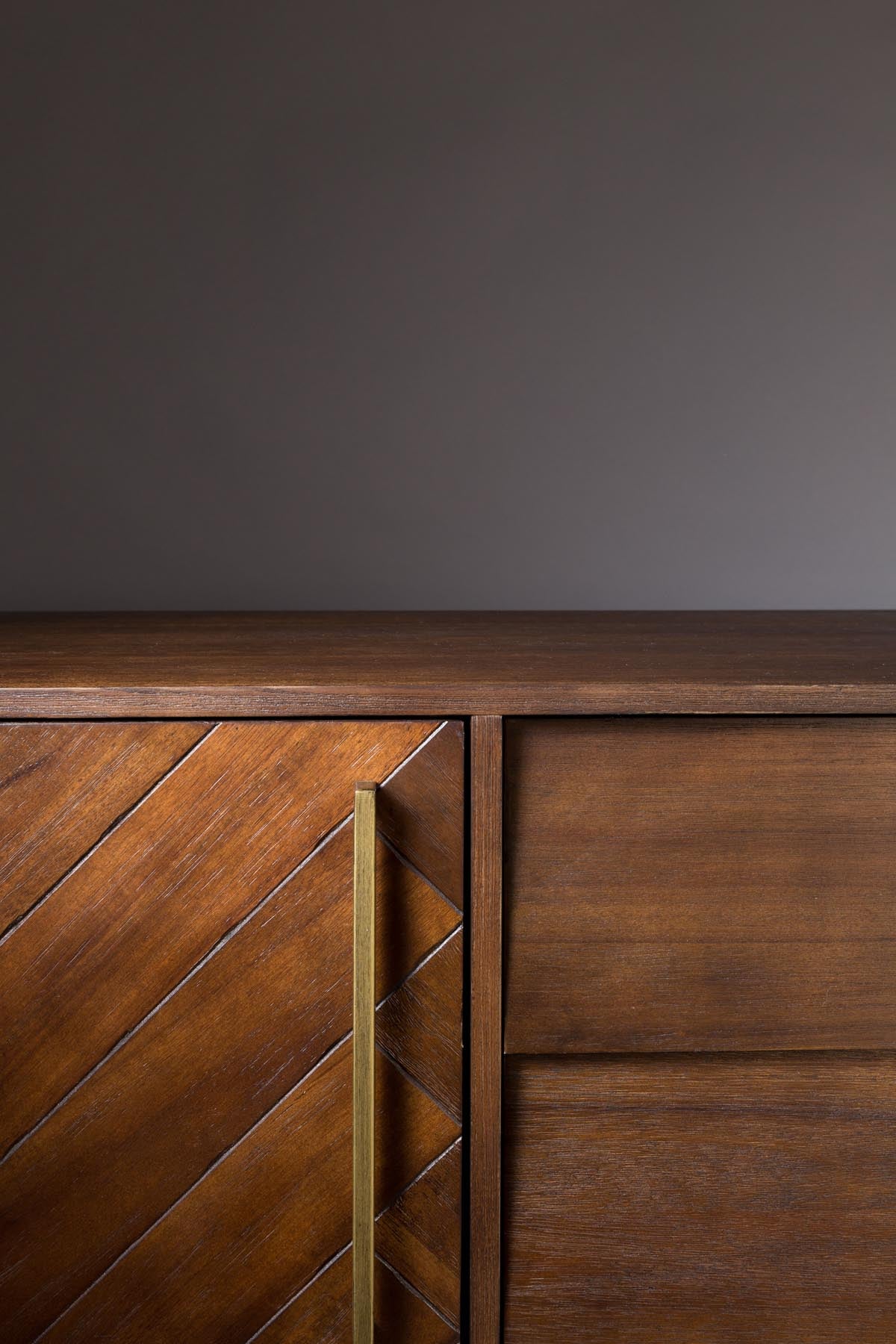 Sideboard Class Low in Braun/Messing präsentiert im Onlineshop von KAQTU Design AG. Sideboard ist von Dutchbone