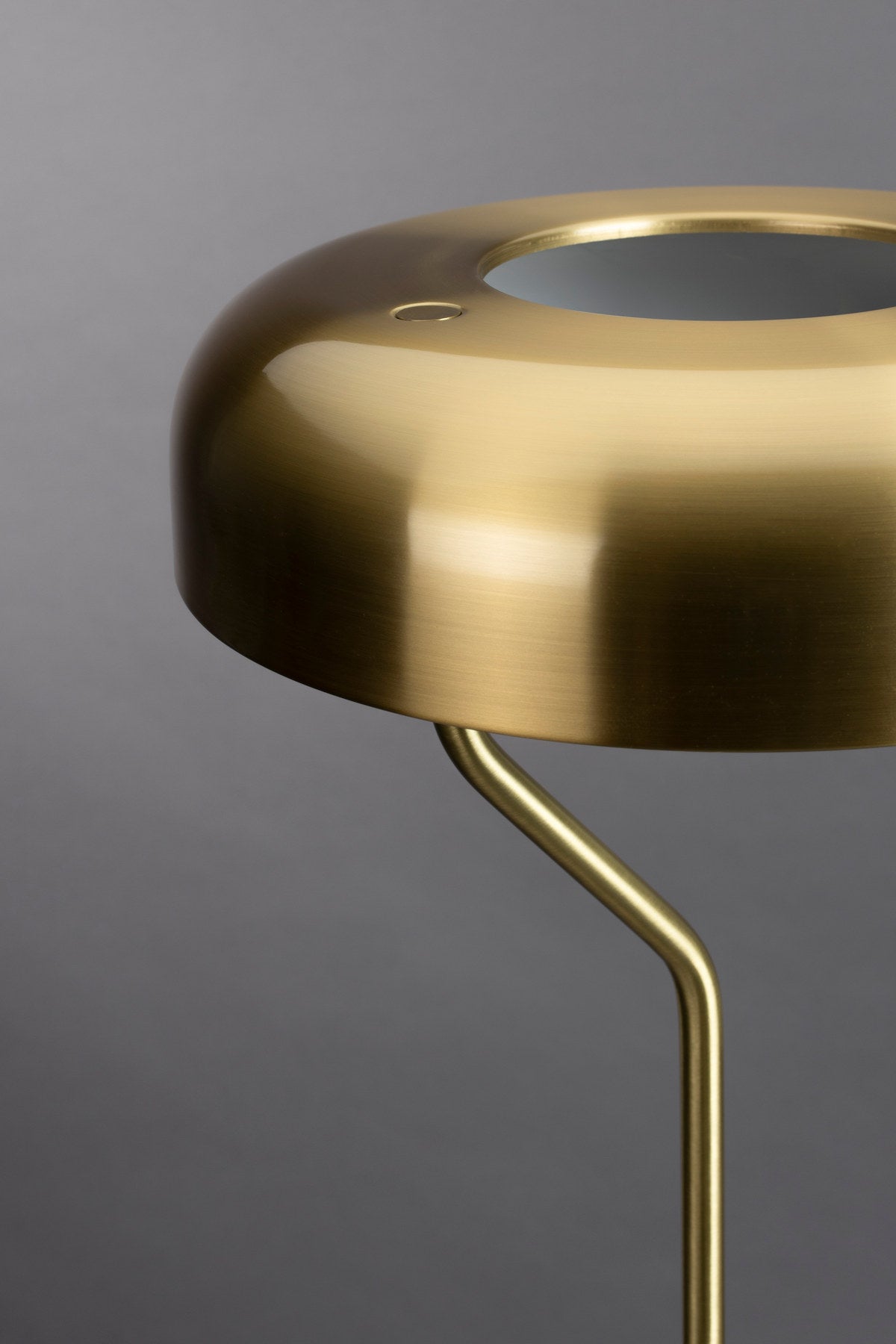 Stehleuchte Eclipse in Gold präsentiert im Onlineshop von KAQTU Design AG. Stehleuchte ist von Dutchbone