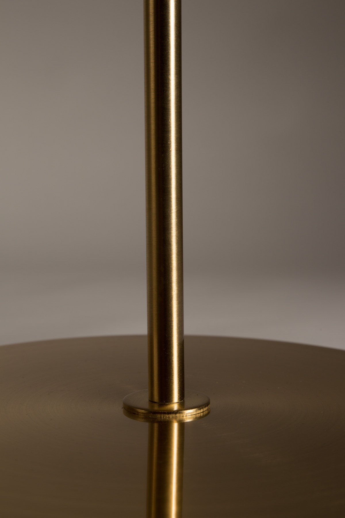 Stehleuchte Eclipse in Gold präsentiert im Onlineshop von KAQTU Design AG. Stehleuchte ist von Dutchbone