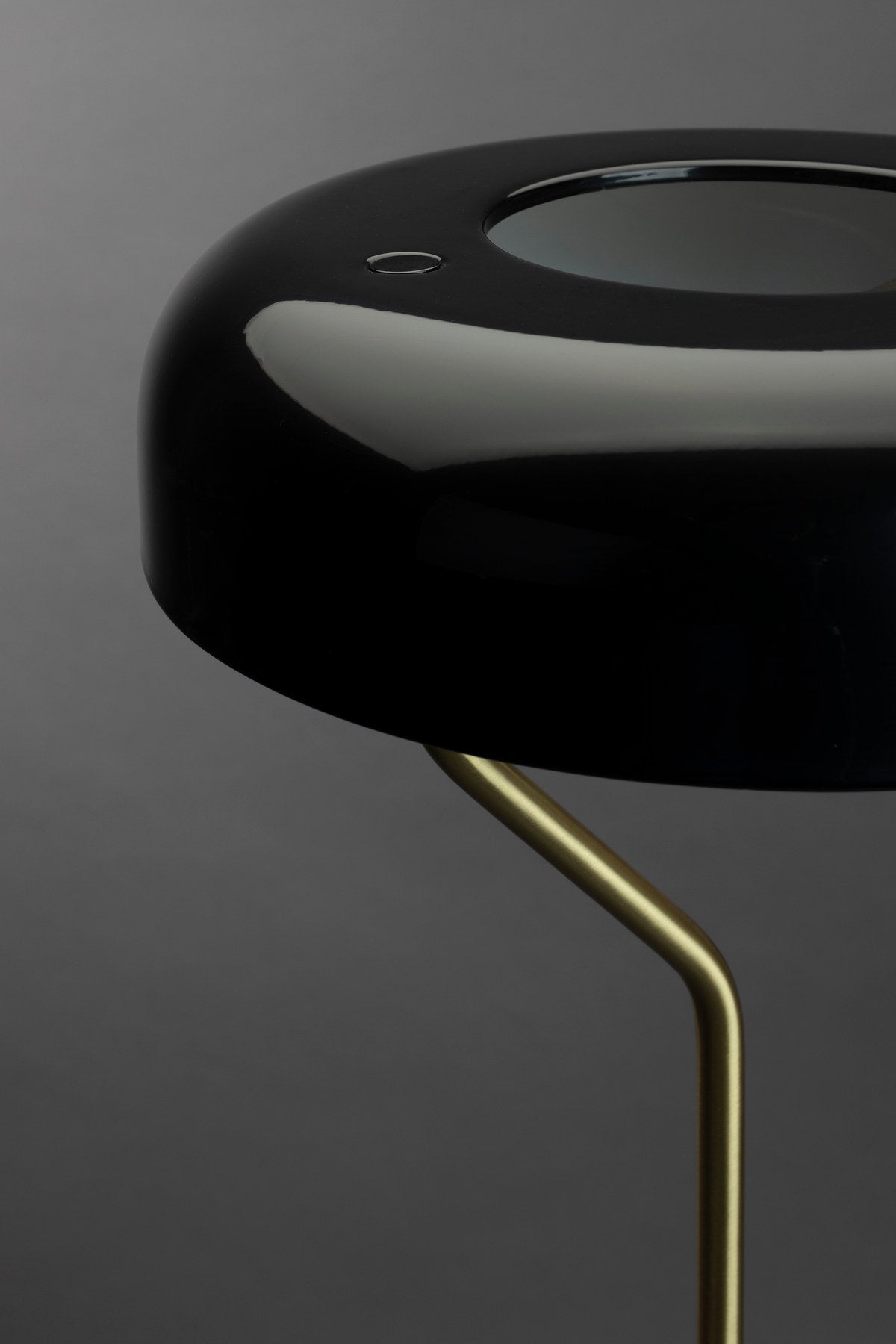 Stehleuchte Eclipse in Schwarz präsentiert im Onlineshop von KAQTU Design AG. Stehleuchte ist von Dutchbone