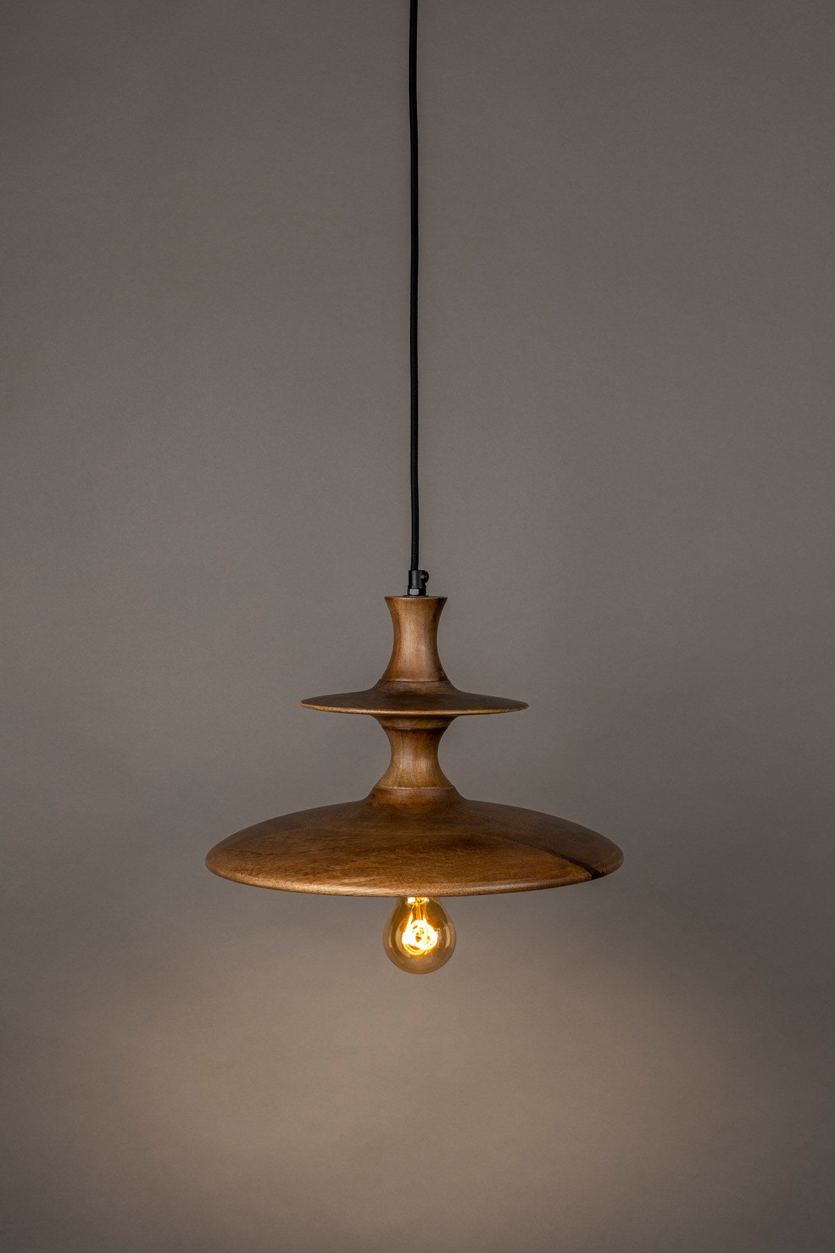 Runde Pendelleuchte Cath S von Dutchbone mit Schirm aus Mangoholz in Walnuss und schwarzem Kabel