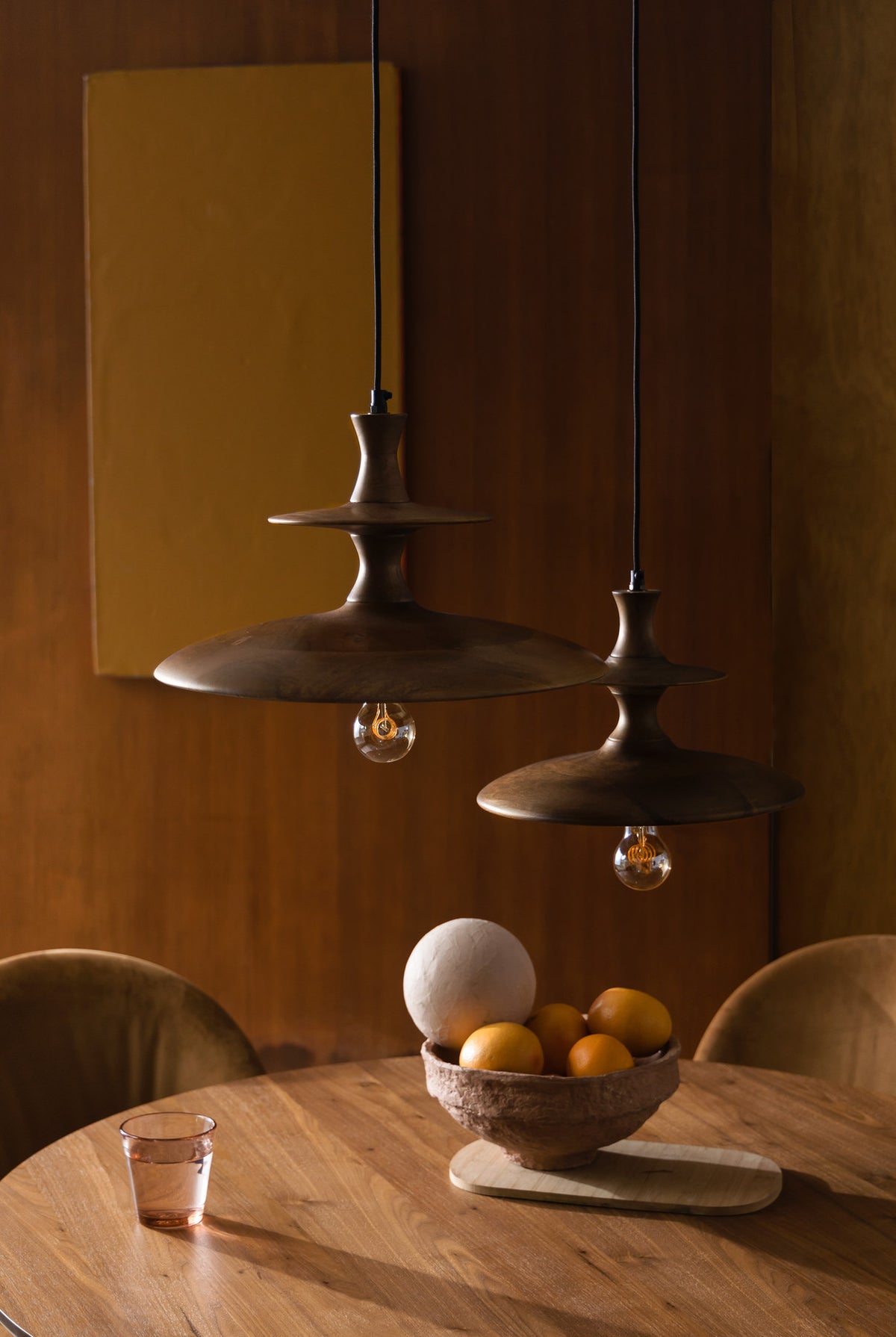 Pendellampe Cath S in Walnuss präsentiert im Onlineshop von KAQTU Design AG. Pendelleuchte ist von Dutchbone