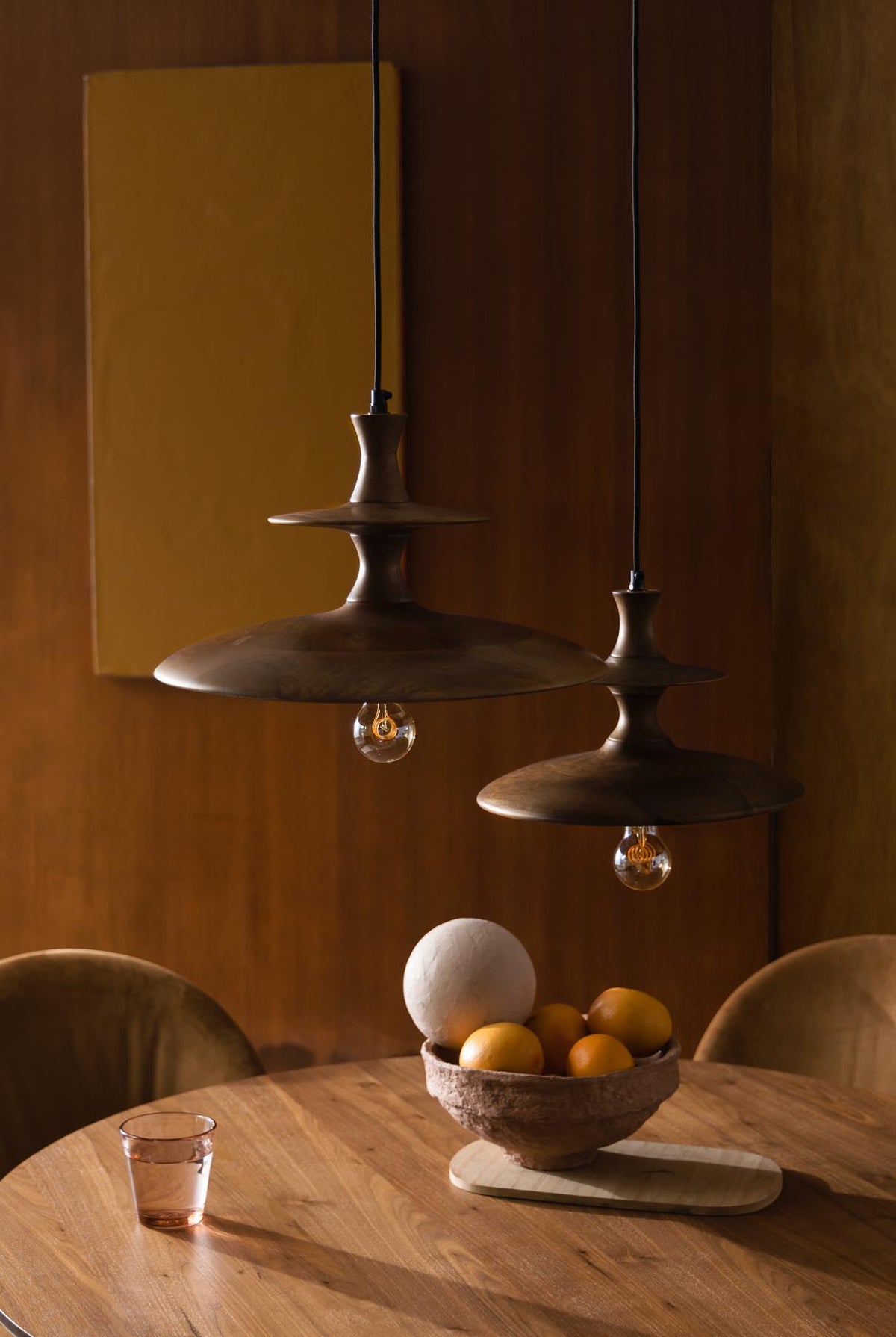 Pendellampe Cath S in Walnuss präsentiert im Onlineshop von KAQTU Design AG. Pendelleuchte ist von Dutchbone