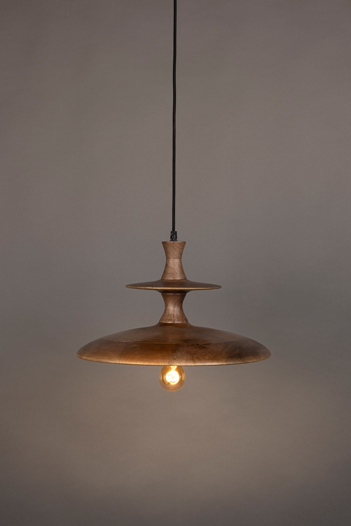 Runde Pendelleuchte Cath L von Dutchbone, Mangoholz in Walnuss, mit schwarzem Kabel