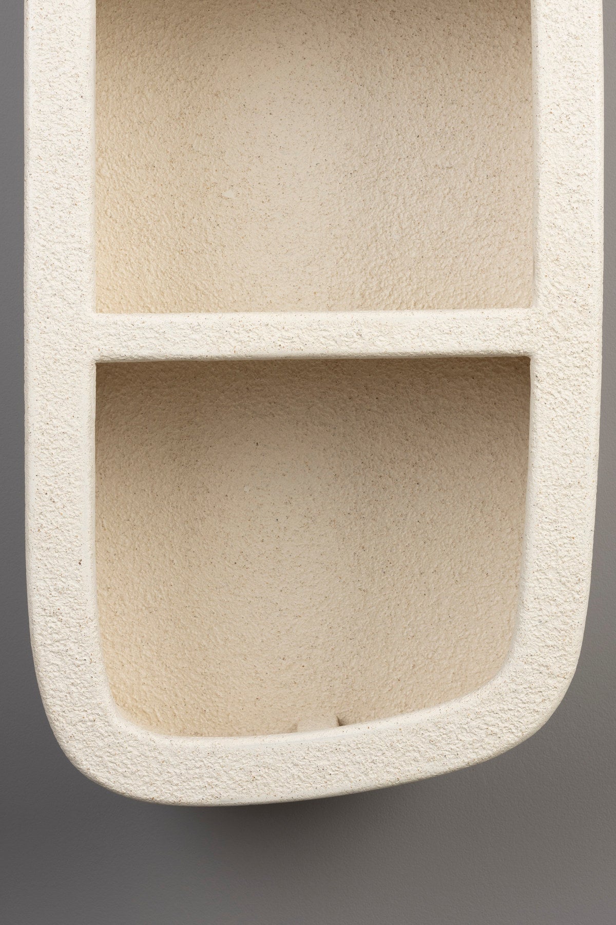 Beiges Wandregal Veda 3 Shelves aus recyceltem Marmor mit drei Ebenen und organischer Form