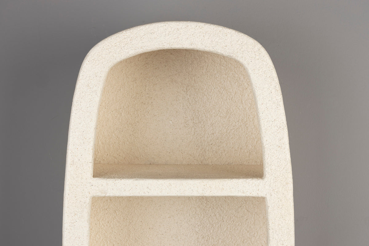 Beiges Wandregal Veda 2 Shelves aus recyceltem Marmor mit zwei Ablagen und organischer Form