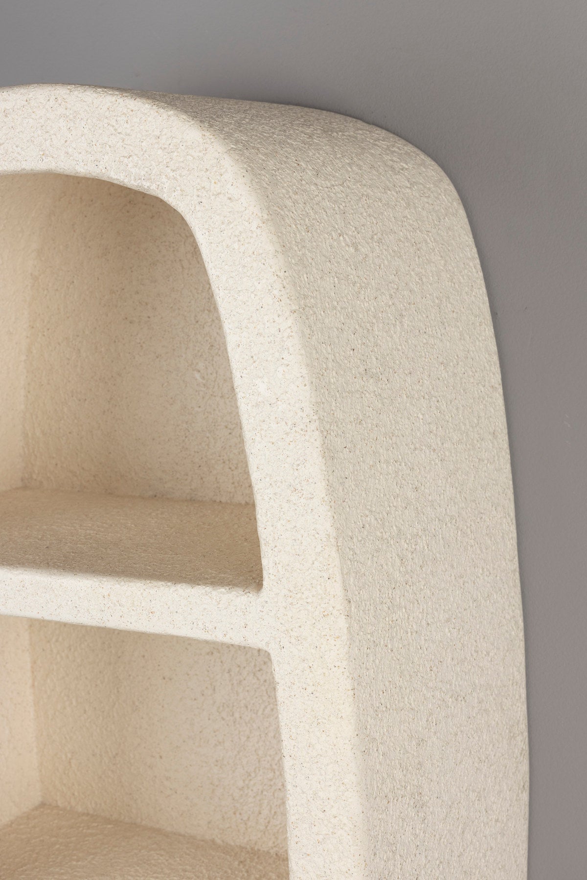 Beiges Wandregal Veda 2 Shelves aus recyceltem Marmor mit zwei Ablagen und organischer Form